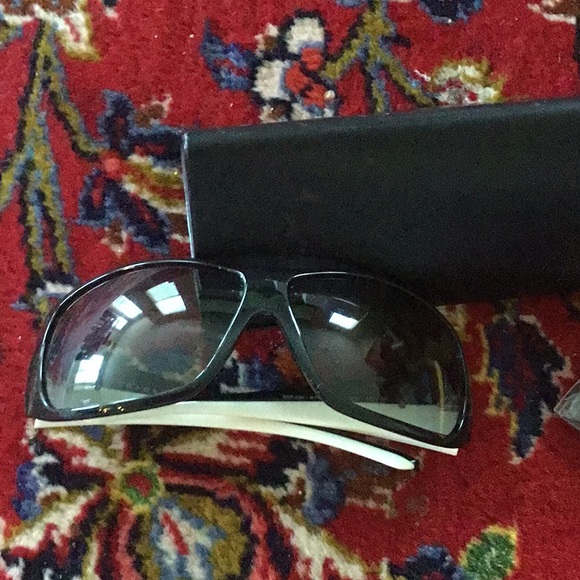 Prada sunglasses with fendi case - Picture 2 of 7